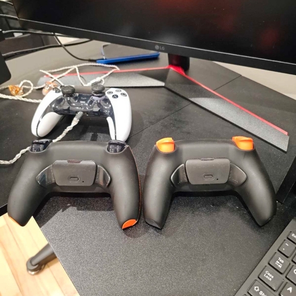 Ps5 digital edition with 2 modified ps5 controller with back button - Picture 3 of 8